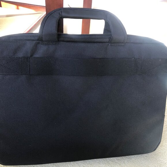 Case Logic 15.6" laptop bag - Picture 2 of 3